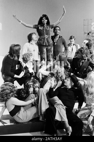 Les Humphries Singers, internationale Gesangsgruppe, à Hambourg, en Allemagne, en 1970. Groupe international de musique et de chant "Les Humphries Singers" à Hambourg, Allemagne vers 1970. Banque D'Images