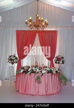 Table de mariage joliment décorée avec fleurs et bougies Banque D'Images