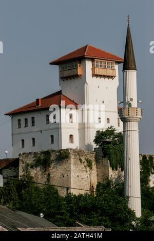 Le château de Gradačac est un château de la ville de Gradačac en Bosnie-Herzégovine. Le château de Gradačac possède un fort avec des murs de 18 mètres de haut, Banque D'Images