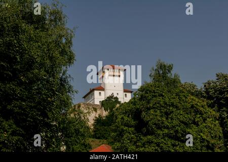 Le château de Gradačac est un château de la ville de Gradačac en Bosnie-Herzégovine. Le château de Gradačac possède un fort avec des murs de 18 mètres de haut, Banque D'Images