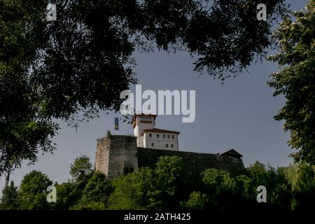 Le château de Gradačac est un château de la ville de Gradačac en Bosnie-Herzégovine. Le château de Gradačac possède un fort avec des murs de 18 mètres de haut, Banque D'Images