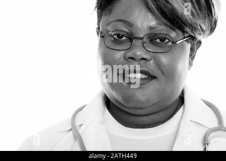 Gros plan sur une heureuse femme noire africaine médecin souriant tout en portant des lunettes Banque D'Images