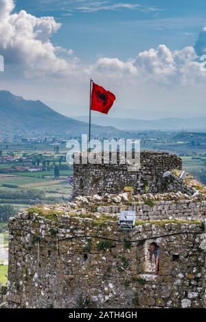 Drapeau albanais à la tour de la forteresse de Rozafa à Shkodra (Shkoder), en Albanie Banque D'Images