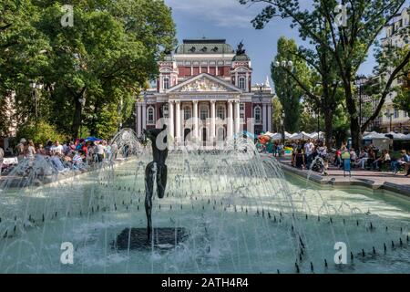 Fontaine au jardin de la ville de Sofia, Théâtre national Ivan Vazov, 1907, style néoclassique, à Sofia, Bulgarie Banque D'Images