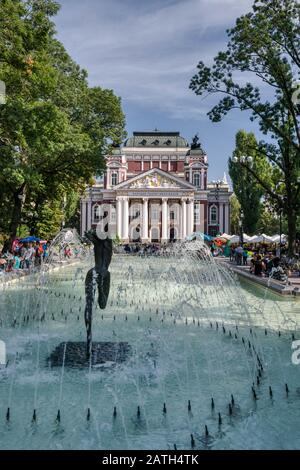 Fontaine au jardin de la ville de Sofia, Théâtre national Ivan Vazov, 1907, style néoclassique, à Sofia, Bulgarie Banque D'Images