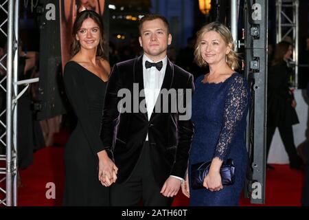 Londres, Royaume-Uni. 02 février 2020. Emily Thomas (l-r) Taron Egerton et Christine Egerton assistent aux 73ème prix du film de l'Académie britannique, BAFTA, au Royal Albert Hall à Londres, en Angleterre, le 02 février 2020. | utilisation dans le monde crédit: DPA Picture Alliance/Alay Live News Banque D'Images