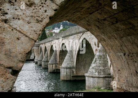 Le pont Mehmed Paša Sokolović est un pont historique situé à Višegrad, au-dessus de la rivière Drina, dans l'est de la Bosnie-Herzégovine. Il a été achevé en 1577. Banque D'Images