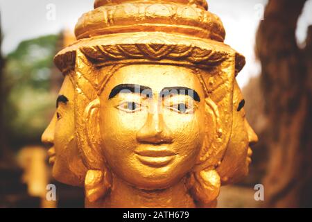 Trois têtes de statue orange de Bouddha doré dans le monesary à Siem Reap, au Cambodge Banque D'Images