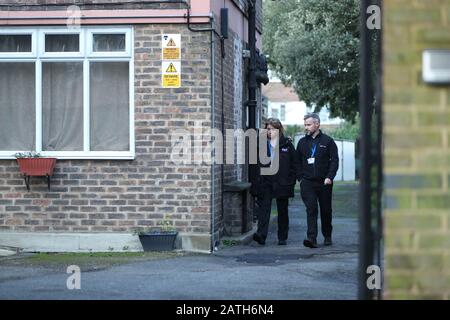 Retransmettant des activités de POLICE EN LIGNE à l'extérieur d'un bien situé sur Leigham court Road, Streatham, à la suite de l'attentat terroriste perpétré à Streatham High Road, dans le sud de Londres par Sudesh Amman, 20 ans, qui a été abattu par la police armée suite de ce que la police a déclaré comme un incident terroriste. Banque D'Images