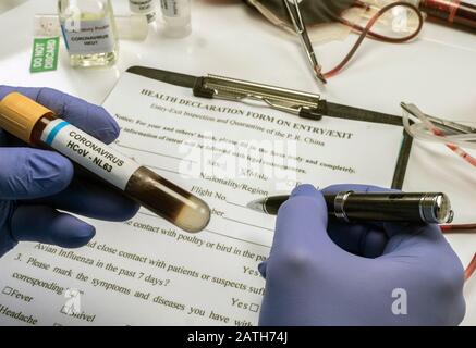 Le scientifique examine un échantillon de coronavirus en laboratoire, image conceptuelle Banque D'Images