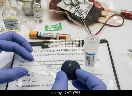 Le scientifique examine un échantillon de coronavirus en laboratoire, image conceptuelle Banque D'Images