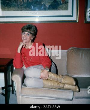 Die britisch-australische Sängerin Olivia Newton-John posiert für ein Foto in ihrem Wohnzimmer, Allemagne 1980. Le chanteur britannique-australien Olivia Newton-John est dépeint sur une photo, Allemagne 1980. Banque D'Images
