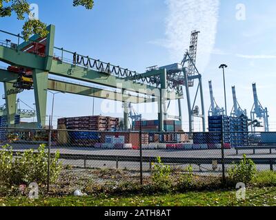 Transformation de conteneurs à une station de transport de conteneurs dans le port de Rotterdam, aux Pays-Bas Banque D'Images