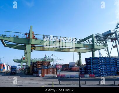 Transformation de conteneurs à une station de transport de conteneurs dans le port de Rotterdam, aux Pays-Bas Banque D'Images
