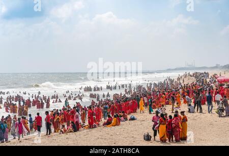 Pèlerins hindous sur une plage visitant Mahabalipuram près de Chenai. D'une série de photos de voyage en Inde du Sud. Date De La Photo: Mardi 7 Janvier 2020. Po Banque D'Images