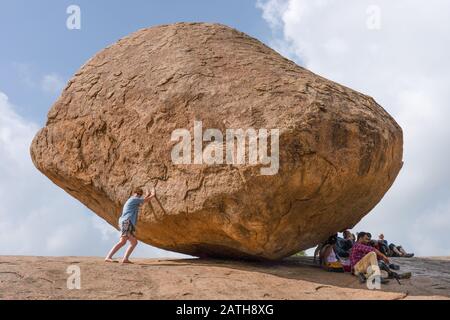 Boule De Beurre de Krishna à Mamallapuram près de Chenai. D'une série de photos de voyage en Inde du Sud. Date De La Photo: Mardi 7 Janvier 2020. Photo: Roger G Banque D'Images