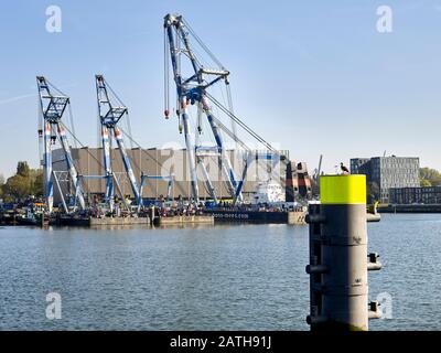 Les berjambes flottantes, Matador, Matador 2 et Matador 3 à leur base de maison dans le port de Rotterdam. Banque D'Images