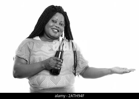 Studio tourné d'une belle femme africaine en surpoids avec des tresses Banque D'Images