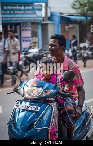 Vues sur les motocyclettes et les cyclomoteurs à Pondichéry. D'une série de photos de voyage en Inde du Sud. Date De La Photo: Mardi 7 Janvier 2020. Photo : Banque D'Images