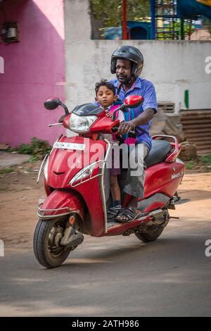 Vues sur les motocyclettes et les cyclomoteurs à Pondichéry. D'une série de photos de voyage en Inde du Sud. Date De La Photo: Mardi 7 Janvier 2020. Photo : Banque D'Images