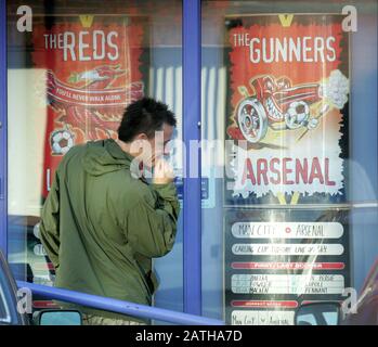 John Terry, Footballeur de Chelsea, passe l'après-midi dans la boutique de Paris Coral à Cobham Surrey Angleterre 2004 Banque D'Images