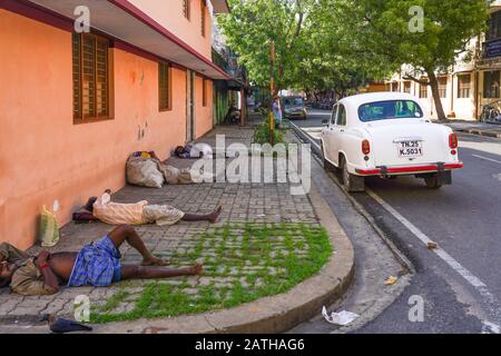 Les gens du coin dormant dans la rue à Pondichéry. D'une série de photos de voyage en Inde du Sud. Date De La Photo: Mercredi 8 Janvier 2020. Photo: Roger Garf Banque D'Images