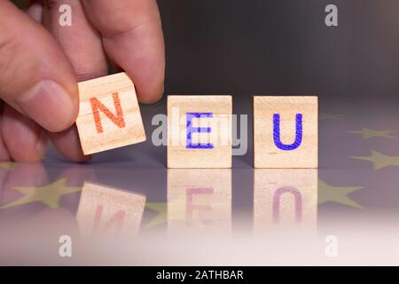 Concept Renouvellement de l'Union européenne ou de l'UE, le mot Neu sur les blocs de bois signifie en allemand nouveau Banque D'Images