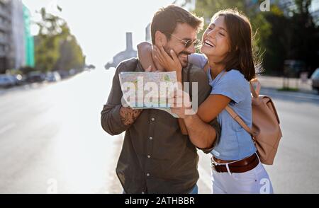 Couple heureux en vacances tourisme ville avec la carte Banque D'Images