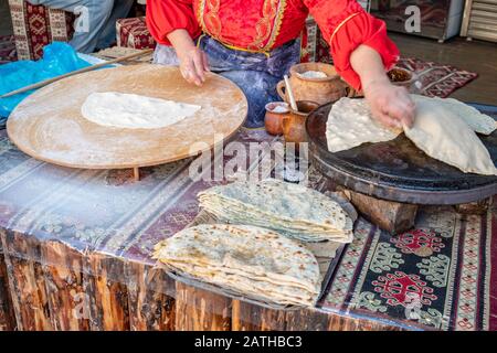 Femme faisant de l'Azerbaïdjan Qutab avec les Verts. Tradition Banque D'Images