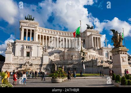 Les touristes visitent le célèbre et emblématique monument Vittoriano (Autel de la Nation) dans le centre de Rome Banque D'Images