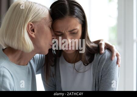 Gros plan sur le confort de maman senior affectueuse fille triste adulte Banque D'Images