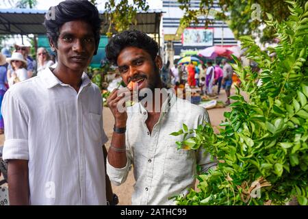 Locaux dans un marché près de Pondichéry. D'une série de photos de voyage en Inde du Sud. Date De La Photo: Jeudi 9 Janvier 2020. Photo : Roger Garfield/Alay Banque D'Images