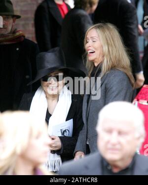 Yoko Ono (À Gauche) Et Barbara Bach - Funérailles De Neil Aspinal, Twickenham Angleterre 07.04.08 Banque D'Images