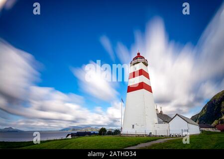 Le phare d'Alnes, île de Godøy, sur la côte ouest de la Norvège. Banque D'Images