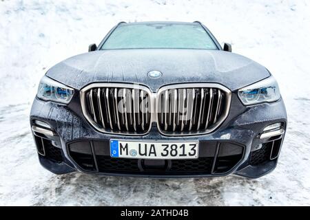 Ischgl, Autriche - 10 janvier 2020 : dernier SUV de luxe BMW 5 G 05 garé à l'extérieur le jour froid de l'hiver. Wehicle recouvert de gorfrost et de icicules Banque D'Images