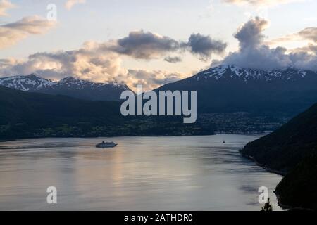 Bateau ou paquebot Cruiser dans le fjord, eau calme entourée de montagnes sur la rive rocheuse de la mer, croisières en Norvège Banque D'Images