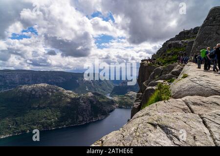 Randonnées route de falaise Preikestolen fjord Lysefjord en Norvège - Voyage - nature et contexte Banque D'Images