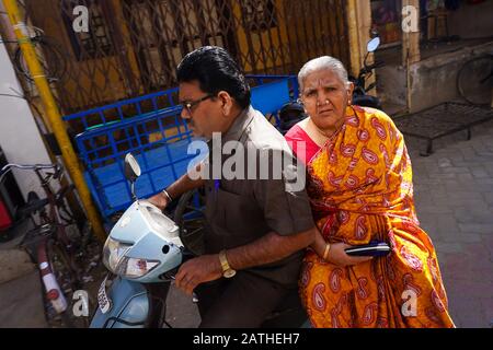 Vue sur les cavaliers des motocyclettes et des cyclomoteurs à Madurai. D'une série de photos de voyage en Inde du Sud. Date De La Photo : Samedi 11 Janvier 2020. Photo : Ro Banque D'Images