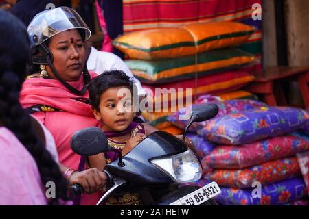 Vue sur les cavaliers des motocyclettes et des cyclomoteurs à Madurai. D'une série de photos de voyage en Inde du Sud. Date De La Photo : Samedi 11 Janvier 2020. Photo : Ro Banque D'Images