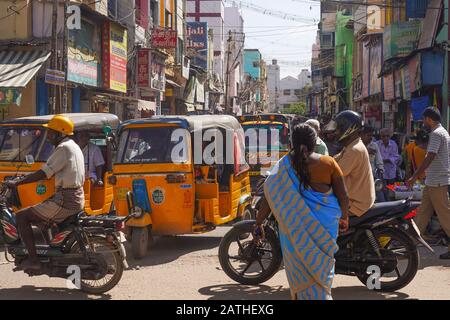 Une scène de rue à Madurai. Vue sur les cavaliers des motocyclettes et des cyclomoteurs à Madurai. D'une série de photos de voyage en Inde du Sud. Date de la photo: Samedi, Banque D'Images