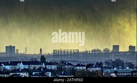 Glasgow, Écosse, Royaume-Uni, 3 février 2020: Météo au Royaume-Uni: Avertissement jaune temps humide et venteux comme voiles de neige et de traîneau apparaissaient au-dessus de l'extrémité ouest de la ville. Copywrite Gerard Ferry/ Alay Live News Banque D'Images