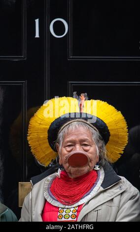 Raoni Metuktyre, leader autochtone amazonien, livre une lettre au 10 Downing Street, Londres, demandant au Premier ministre Boris Johnson de condamner les actions du président brésilien, Jair Bolsonaro, dans l'incapacité de protéger les tribus indigènes de la forêt tropicale amazonienne. Banque D'Images