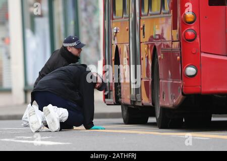 La police a fait des recherches sous un bus sur les lieux à la suite de l'attaque terroriste de Streatham High Road, au sud de Londres par Sudesh Amman, 20 ans, qui a été abattu par la police armée suite à ce que la police a déclaré comme un incident terroriste. Banque D'Images