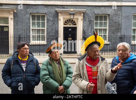 Les dirigeants indigènes amazoniens (de gauche à droite) Dario Vitorio Kopenawa Yanomami, Davi Kopenawa Yanomami, Raoni Metuktyre, Megaron Txucarramae livre une lettre au 10 Downing Street, Londres, appelant le Premier ministre Boris Johnson à condamner les actes du président brésilien Jair Bolsonaro en ne protégeant pas les tribus indigènes dans la forêt tropicale amazonienne. Banque D'Images