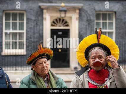 Les dirigeants autochtones amazoniens Davi Kopenawa (à gauche) et Raoni Metuktyre (à droite) font parvenir une lettre au 10 Downing Street, à Londres, demandant au Premier ministre Boris Johnson de condamner les actions du président brésilien Jair Bolsonaro en ne protégeant pas les tribus indigènes dans la forêt tropicale amazonienne. Banque D'Images