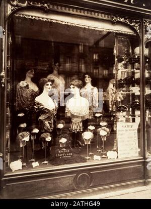 Eugene Atget Paris salon de coiffure situé boulevard de Strasbourg. 1912 Albumen imprimé après verre négatif (17,6 x 22,9 cm) Collection privée Banque D'Images