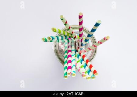 Pailles en papier de style rétro dénudées dans un bol en verre Banque D'Images