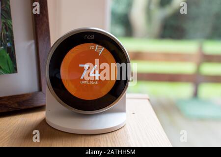Thermostat « Nest » de Google montrant le chauffage activé avec l'unité de température en degrés Fahrenheit Banque D'Images