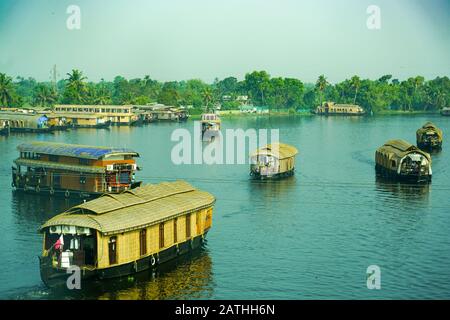 Bateaux sur un fond de Kerala. D'une série de photos de voyage à Kerala, en Inde du Sud. Date De La Photo: Mercredi 15 Janvier 2020. Photo: Roger Garfield/ Banque D'Images