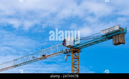 Site de construction avec grue et bâtiment. L'industrie immobilière. Grue utiliser l'équipement de levage du rabatteur sur le chantier. Bâtiment en verre et Banque D'Images